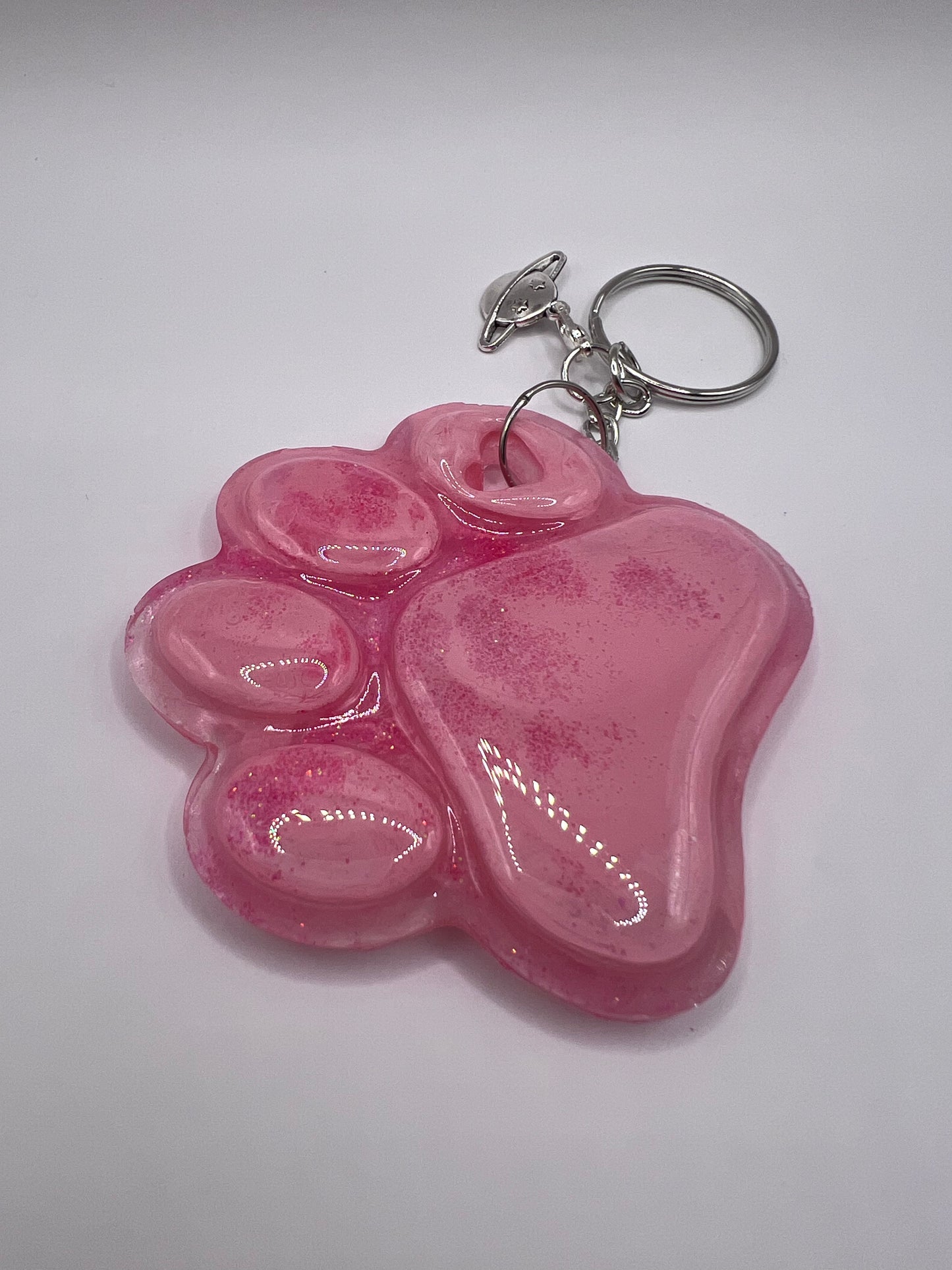 Lllavero de huella grande rosa